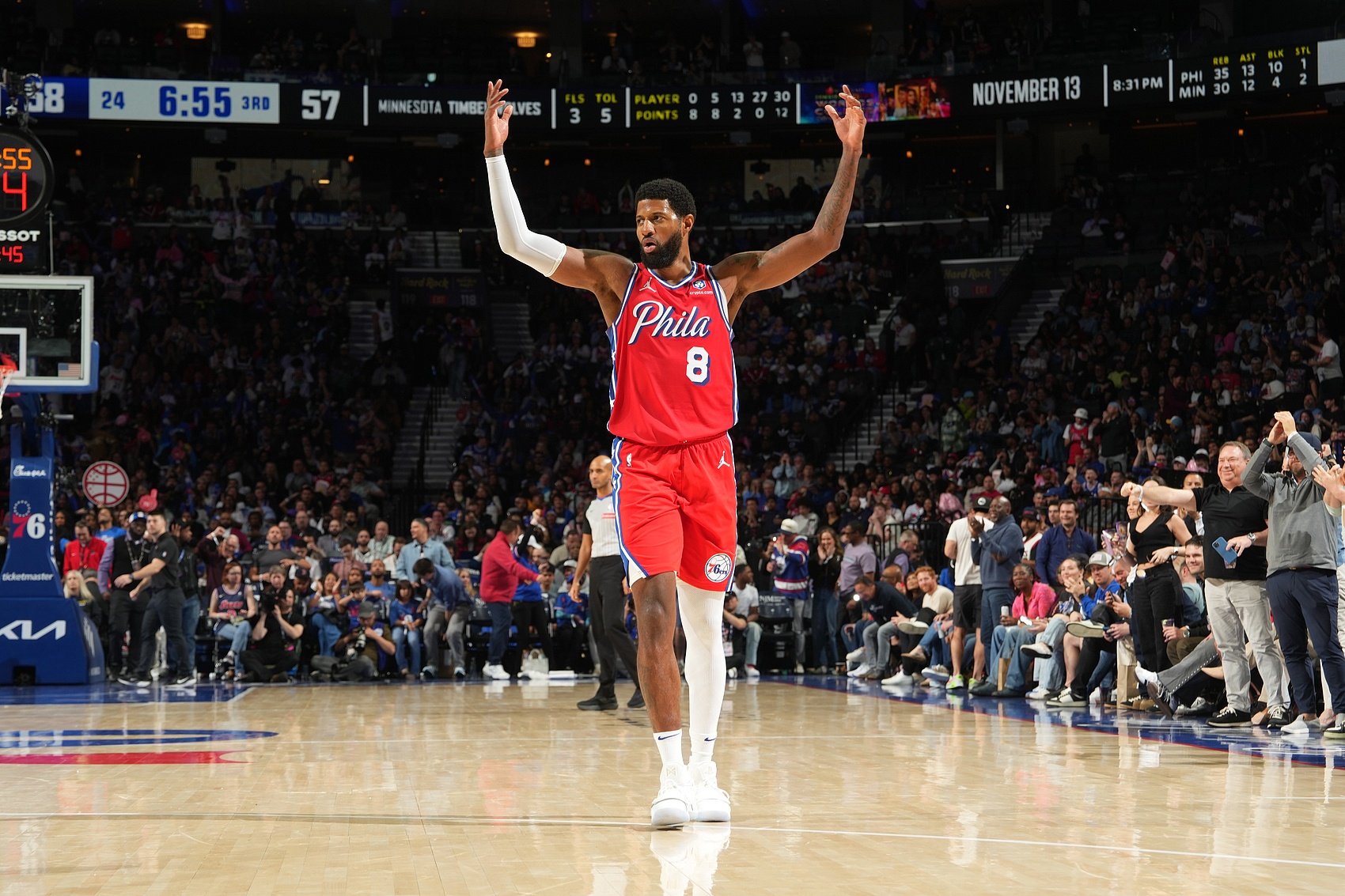 半岛体育官网-梦回巅峰！乔治半场7中6高效拿下18分1板2助2断